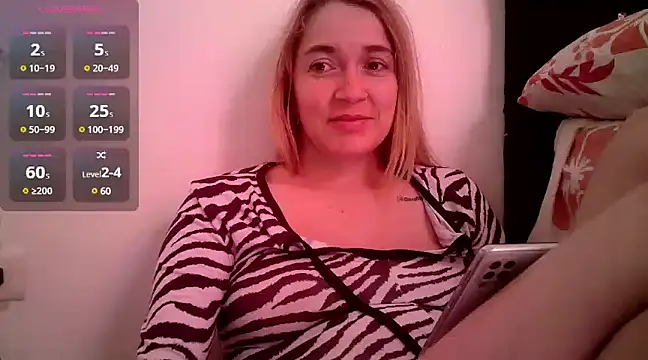 Izury Blondee online show from 12-15-24, 12:17