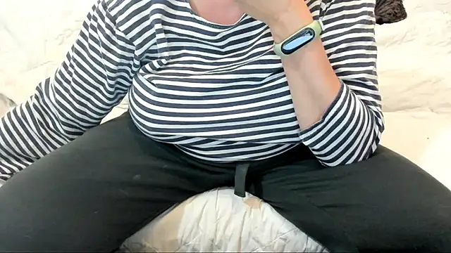 Snapshot of IsraeliMilf chatting on 03-08-25, 08:25 IsraeliMilf online show from 03-08-25, 08:25