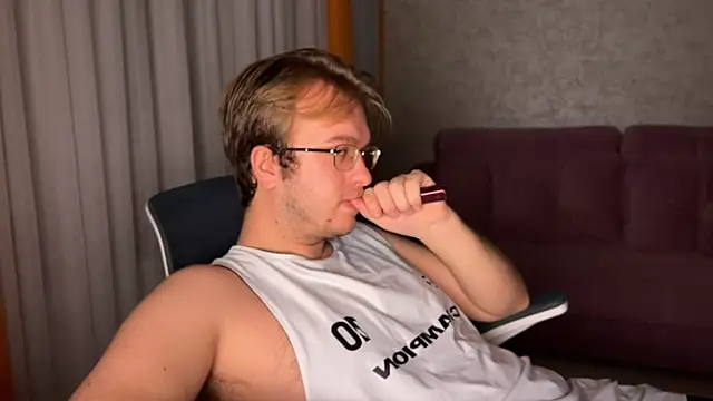 Snapshot of kiopiggy chatting on 11-28-25, 03:53 kiopiggy online show from 11-28-25, 03:53