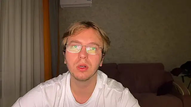 Snapshot of kiopiggy chatting on 11-29-25, 10:46 kiopiggy online show from 11-29-25, 10:46