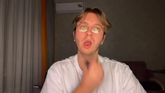 Snapshot of kiopiggy chatting on 11-30-25, 10:03 kiopiggy online show from 11-30-25, 10:03