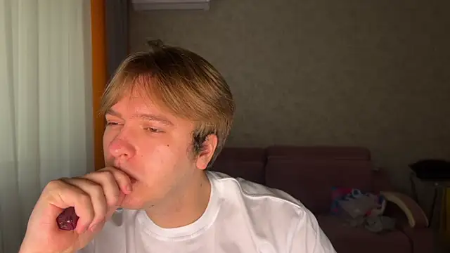 Snapshot of kiopiggy chatting on 12-14-25, 12:32 kiopiggy online show from 12-14-25, 12:32