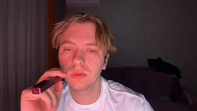 Snapshot of kiopiggy chatting on 12-17-25, 04:35 kiopiggy online show from 12-17-25, 04:35