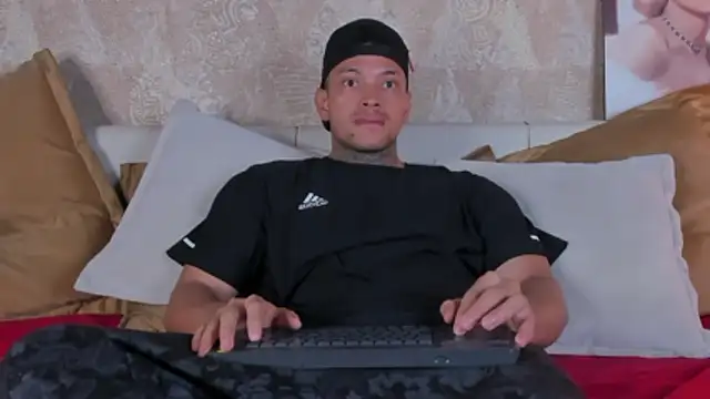 Snapshot of Stiven_collins chatting on 02-15-26, 02:36 Stiven collins online show from 02-15-26, 02:36