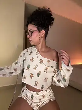 Snapshot of Lianh_Benett chatting on 02-14-25, 04:15 Lianh Benett online show from 02-14-25, 04:15