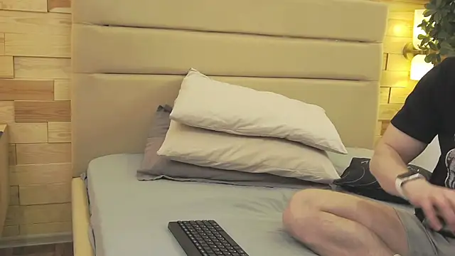 Snapshot of EthanPinkman chatting on 12-14-25, 04:40 EthanPinkman online show from 12-14-25, 04:40