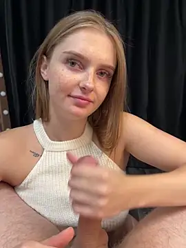 Snapshot of lovelly_molly chatting on 11-17-25, 04:24 lovelly molly online show from 11-17-25, 04:24