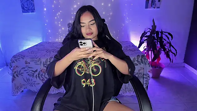 Riana Kean online show from 11-17-25, 01:22