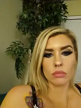 Snapshot of ellieconradxo chatting on 12-13-24, 08:09 ellieconradxo online show from 12-13-24, 08:09