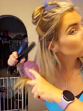 Snapshot of ellieconradxo chatting on 02-09-25, 08:02 ellieconradxo online show from 02-09-25, 08:02