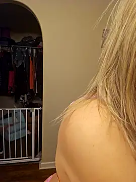 Snapshot of ellieconradxo chatting on 02-21-25, 04:51 ellieconradxo online show from 02-21-25, 04:51