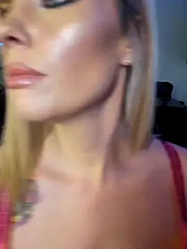 Snapshot of ellieconradxo chatting on 11-18-25, 06:01 ellieconradxo online show from 11-18-25, 06:01