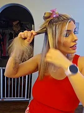 Snapshot of ellieconradxo chatting on 12-15-25, 04:44 ellieconradxo online show from 12-15-25, 04:44