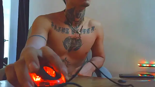 Snapshot of Skartoliver chatting on 09-28-25, 01:38 Skartoliver online show from 09-28-25, 01:38