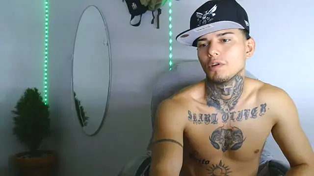 Snapshot of Skartoliver chatting on 10-18-25, 02:51 Skartoliver online show from 10-18-25, 02:51