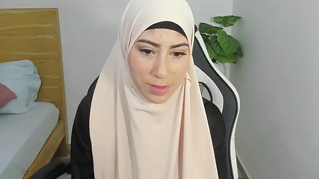 chaymae nah  online show from 02-11-25, 03:18