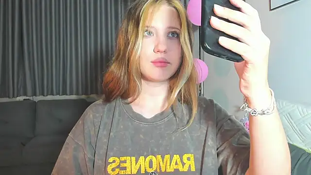 HanahCute online show from 03-13-25, 09:26