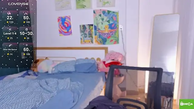 HanahCute online show from 10-28-25, 12:14