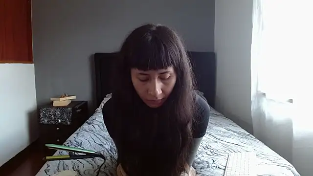 Snapshot of Emilia_1995 chatting on 06-17-26, 04:08 Emilia 1995 online show from 06-17-26, 04:08