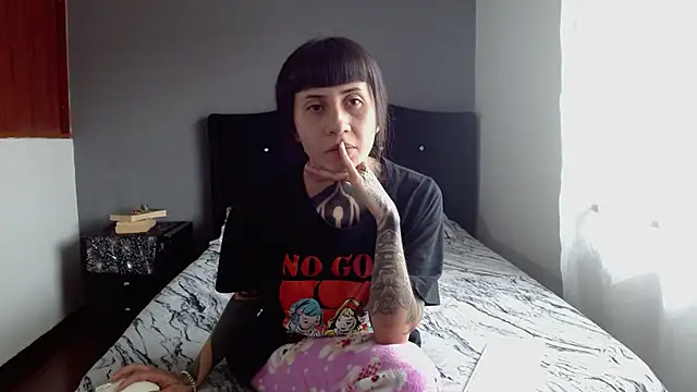 Snapshot of Emilia_1995 chatting on 06-18-26, 04:00 Emilia 1995 online show from 06-18-26, 04:00