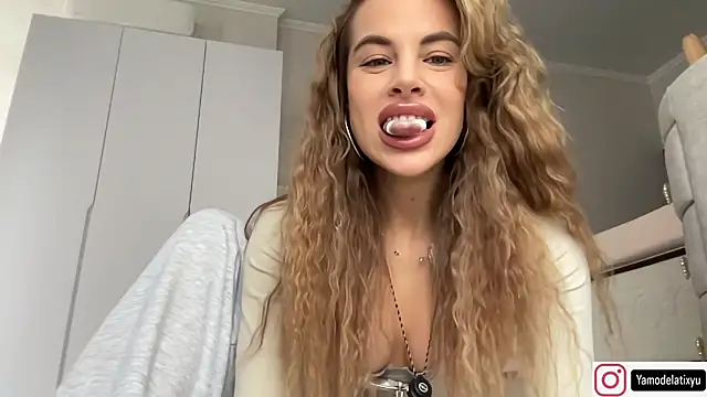 Snapshot of diffgirls2 chatting on 09-29-25, 10:09 diffgirls2 online show from 09-29-25, 10:09