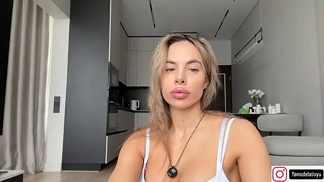 Snapshot of diffgirls2 chatting on 10-22-25, 11:10 diffgirls2 online show from 10-22-25, 11:10