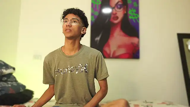 Snapshot of harrytwink18 chatting on 12-17-24, 01:27 harrytwink18 online show from 12-17-24, 01:27