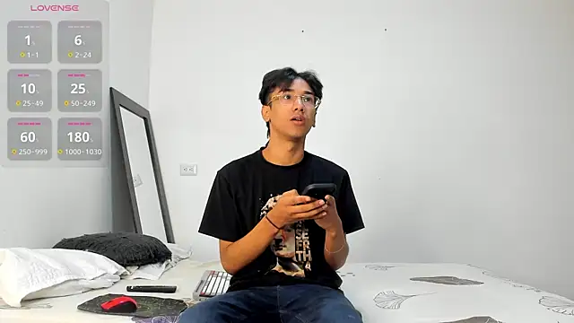 Snapshot of harrytwink18 chatting on 12-19-25, 01:29 harrytwink18 online show from 12-19-25, 01:29