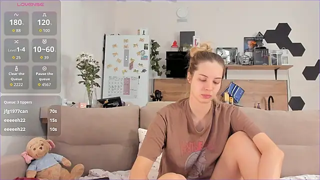 Girl alone home online show from 10-25-25, 04:09