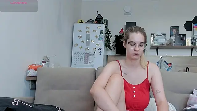 Snapshot of Girl_alone_home chatting on 06-18-26, 03:40 Girl alone home online show from 06-18-26, 03:40
