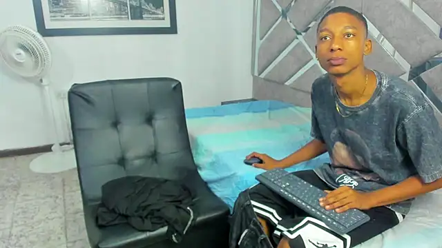 EvaxEmma online show from 11-25-25, 01:44