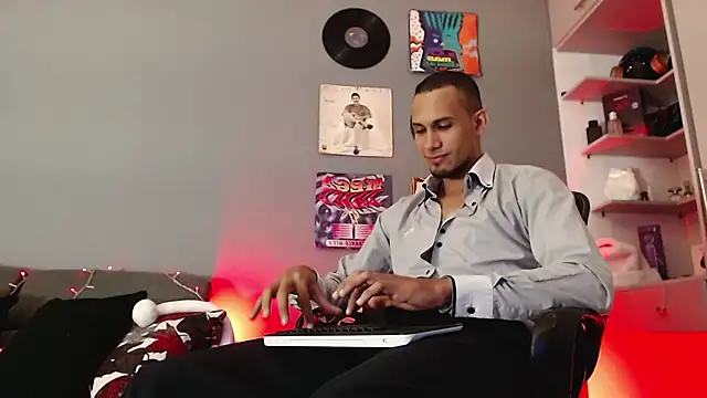 Snapshot of MagnusFrost chatting on 12-28-24, 06:06 MagnusFrost online show from 12-28-24, 06:06