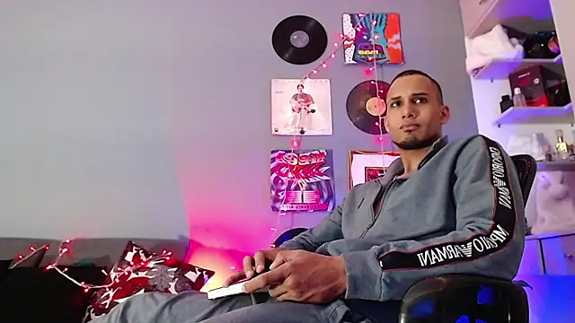 Snapshot of MagnusFrost chatting on 12-31-24, 05:55 MagnusFrost online show from 12-31-24, 05:55