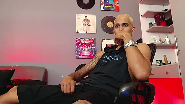 Snapshot of MagnusFrost chatting on 01-11-25, 04:59 MagnusFrost online show from 01-11-25, 04:59