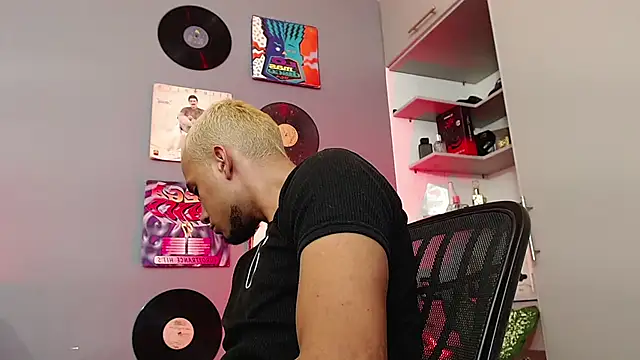 Snapshot of MagnusFrost chatting on 01-14-25, 06:56 MagnusFrost online show from 01-14-25, 06:56