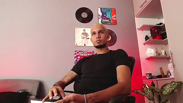 Snapshot of MagnusFrost chatting on 01-14-25, 02:53 MagnusFrost online show from 01-14-25, 02:53