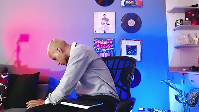 Snapshot of MagnusFrost chatting on 01-18-25, 06:56 MagnusFrost online show from 01-18-25, 06:56