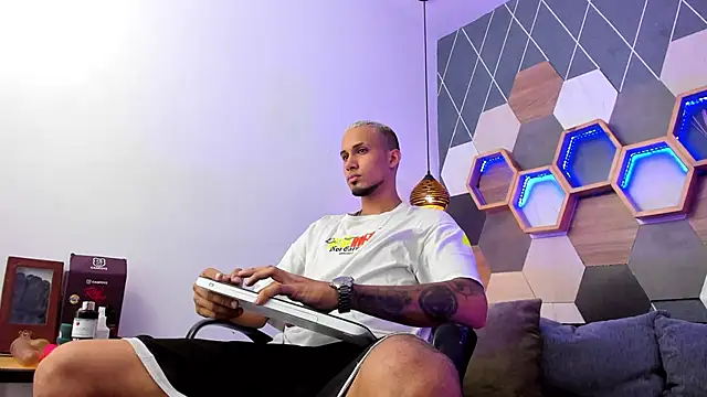 Snapshot of MagnusFrost chatting on 01-29-25, 08:04 MagnusFrost online show from 01-29-25, 08:04