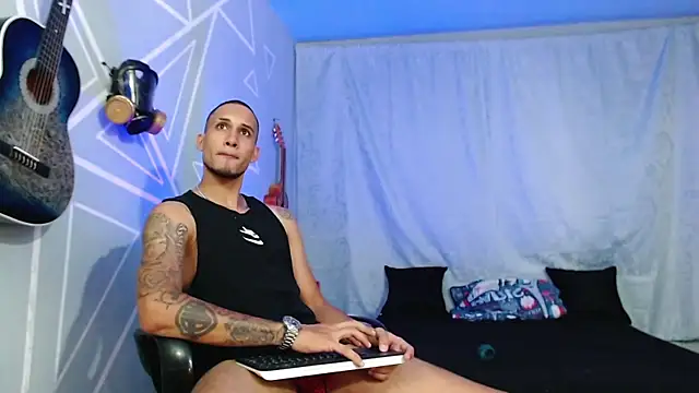 Snapshot of MagnusFrost chatting on 02-07-25, 01:25 MagnusFrost online show from 02-07-25, 01:25