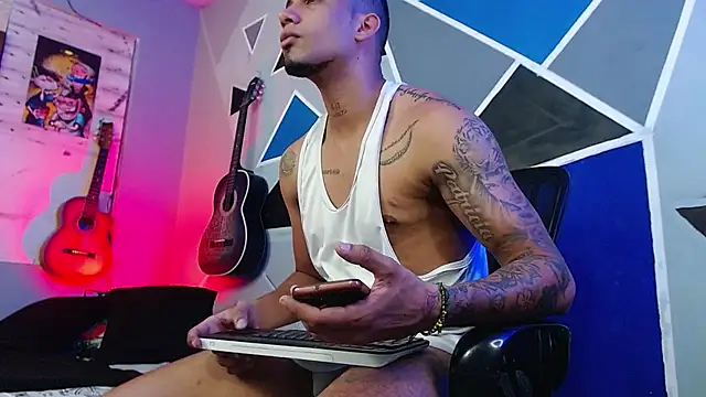 Snapshot of MagnusFrost chatting on 09-18-25, 03:30 MagnusFrost online show from 09-18-25, 03:30