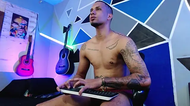 Snapshot of MagnusFrost chatting on 10-06-25, 08:39 MagnusFrost online show from 10-06-25, 08:39