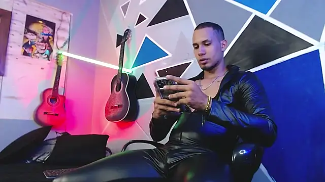 Snapshot of MagnusFrost chatting on 10-09-25, 03:48 MagnusFrost online show from 10-09-25, 03:48