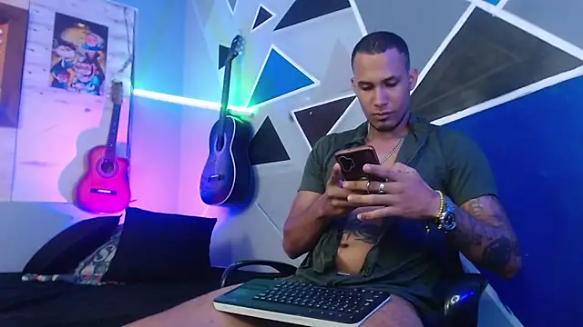 Snapshot of MagnusFrost chatting on 10-14-25, 06:25 MagnusFrost online show from 10-14-25, 06:25