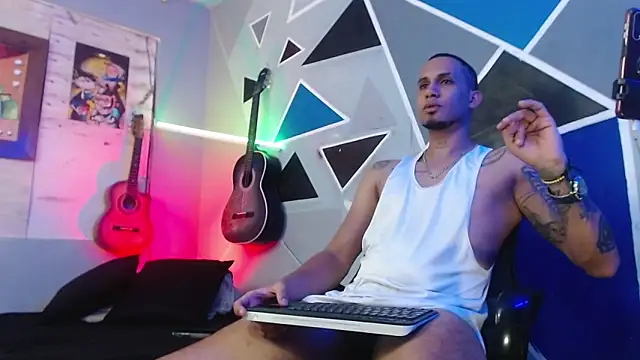 Snapshot of MagnusFrost chatting on 10-20-25, 04:46 MagnusFrost online show from 10-20-25, 04:46