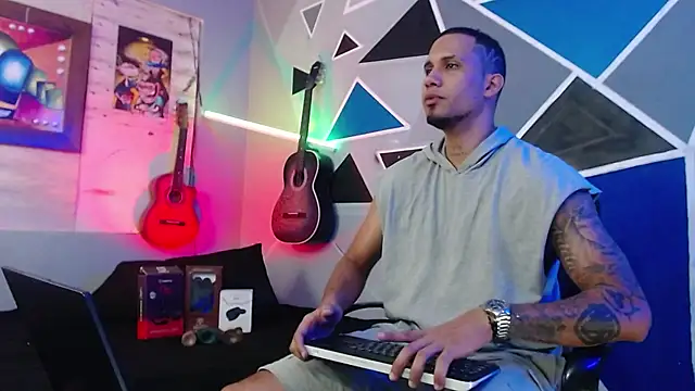 Snapshot of MagnusFrost chatting on 10-22-25, 04:13 MagnusFrost online show from 10-22-25, 04:13