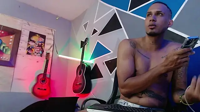 Snapshot of MagnusFrost chatting on 10-30-25, 07:47 MagnusFrost online show from 10-30-25, 07:47