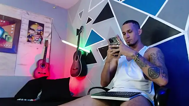 Snapshot of MagnusFrost chatting on 11-12-25, 05:52 MagnusFrost online show from 11-12-25, 05:52