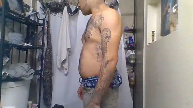 Snapshot of Houstonslong1 chatting on 12-27-24, 04:58 Houstonslong1 online show from 12-27-24, 04:58