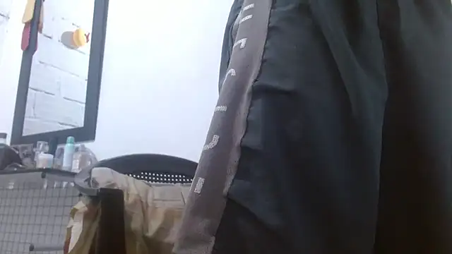 Snapshot of Larry-n-clouds chatting on 02-01-26, 07:01 Larry-n-clouds online show from 02-01-26, 07:01