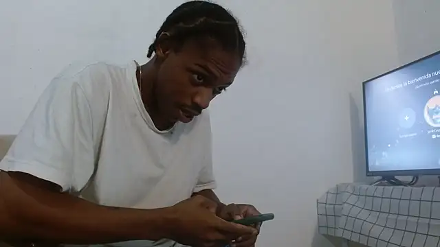 Snapshot of Larry-n-clouds chatting on 02-18-26, 04:47 Larry-n-clouds online show from 02-18-26, 04:47